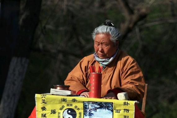 梦见神婆算命 梦见和神婆说话